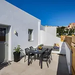 Anatelo House ثيرا