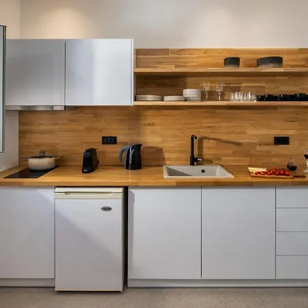 Anatelo House *